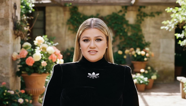 Kelly Clarkson Moved to Tears by Rita Wilson’s Surprise Tribute as Her Talk Show Nears Its Finale